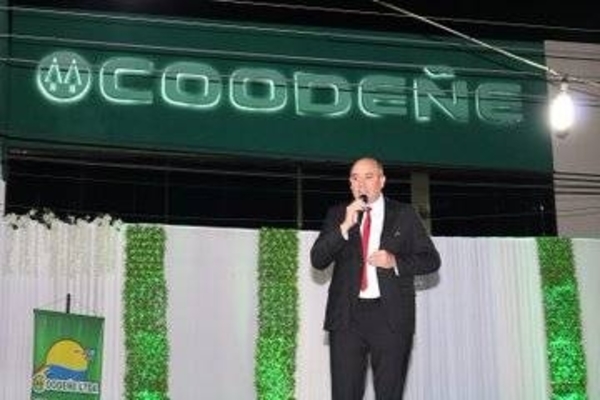 HOY / Abog. José Mora, Presidente de Coodeñe Ltda. y Deisy Sánchez, durante el festejo 54 Años Coodeñe