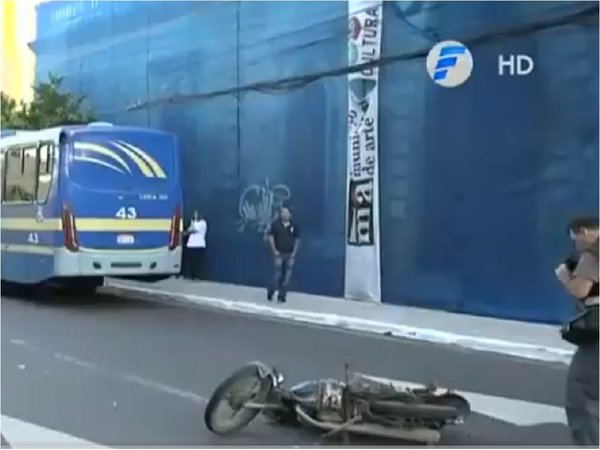 Motociclista muere tras ser embestido y arrollado en microcentro de Asunción