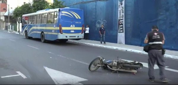 Motociclista muere tras ser arrollado por un bus | Noticias Paraguay
