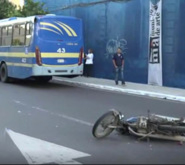 Motociclista muere tras ser arrollado por un ómnibus - Paraguay.com