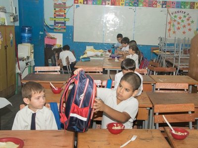 Varios grados están en una misma sala por falta de aula
