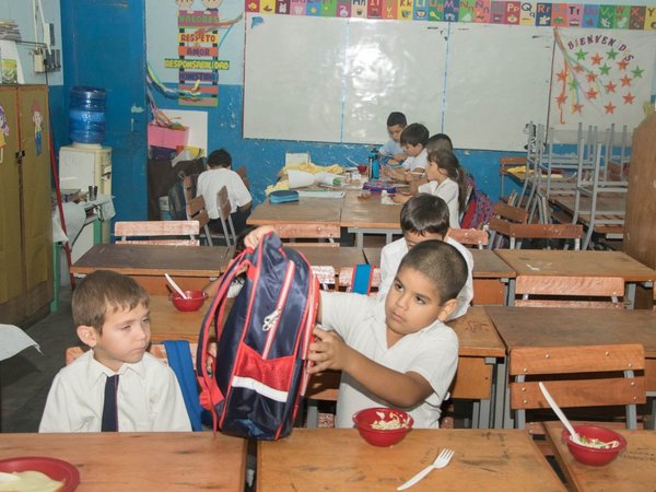 Varios grados están en una misma sala por falta de aula