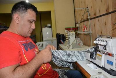 El diseñador que confecciona ropa para mujeres intramuros » Ñanduti