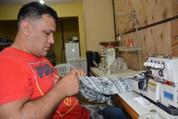El diseñador que confecciona ropa para mujeres intramuros » Ñanduti