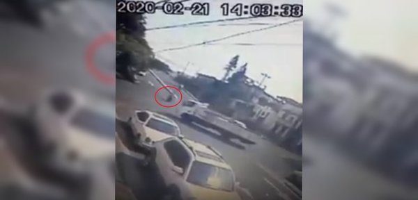 ¡Impactante! Motociclista embiste carrocería de un camión | Noticias Paraguay