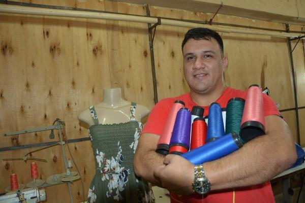 Diseñador teje su reinserción confeccionando ropas desde penitenciaría de Misiones | .::Agencia IP::.