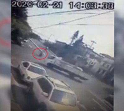 ¡Impactante! Motociclista choca contra carrocería de un camión - Paraguay.com