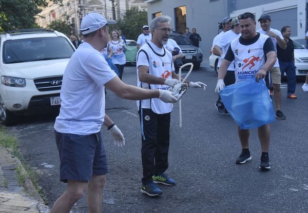Juntan una tonelada de basura en jornada de limpieza en Asunción - Nacionales - ABC Color