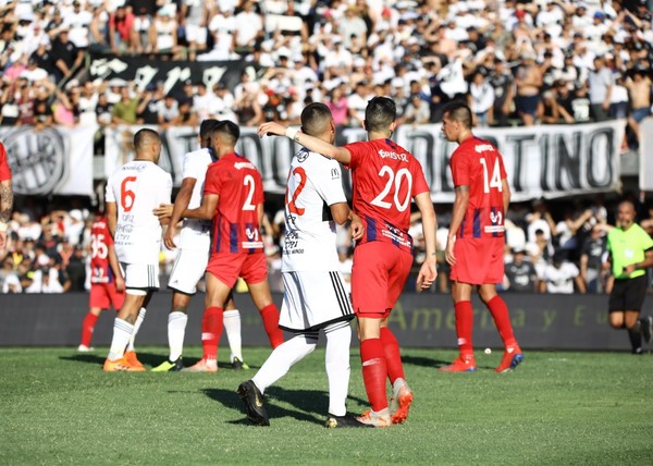 Vistieron ambas camisetas y estarán en el clásico