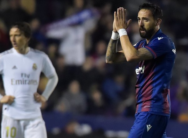 Real Madrid pierde con Levante y cede el liderato al Barcelona