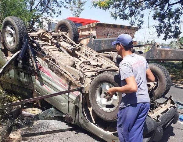 Choque y vuelco: Accidente con suerte en la Autopista •