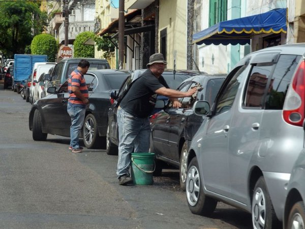 Cuidacoches analizan medidas a tomar tras decisión de Municipalidad