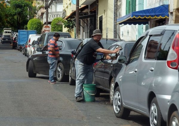 Cuidacoches analizan medidas a tomar tras decisión de Municipalidad