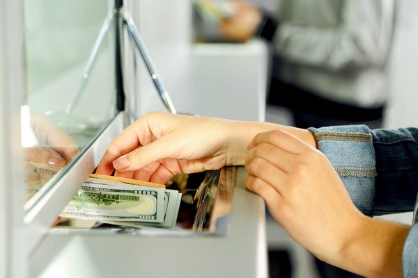 Masiva liquidez en guaraníes presiona al tipo de cambio
