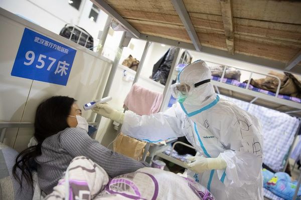 China eleva a 2.442 los muertos y a 76.936 los infectados por el coronavirus  - Mundo - ABC Color