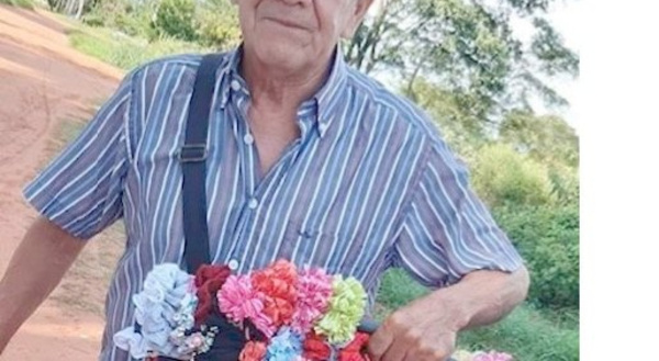 Abuelito vende vinchas para dar de comer a niños