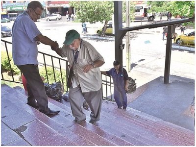 Pasajeros soportan una Terminal precaria, inaccesible y deteriorada
