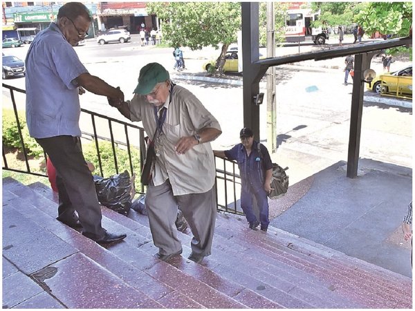 Pasajeros soportan una Terminal precaria, inaccesible y deteriorada