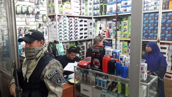 Allanan locales del Mercado 4 e incautan evidencias relacionadas a red de falsificadores - Nacionales - ABC Color