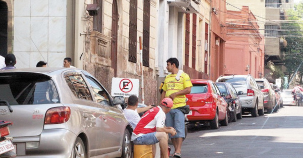 Cuidacoches en pie de guerra contra “Nenecho”