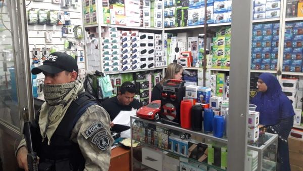 Allanaron locales del Mercado 4 por esquema de falsificación de documentos