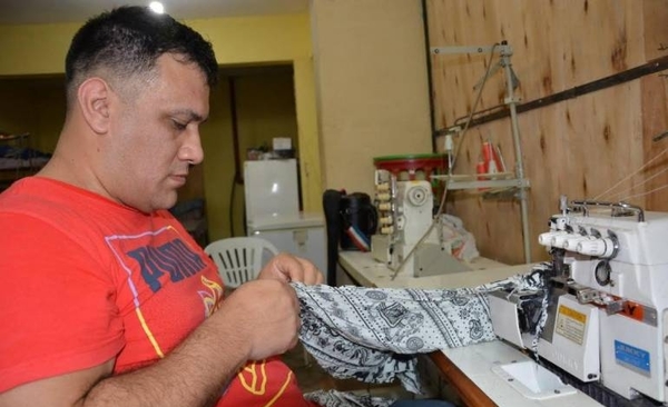 HOY / El diseñador que confecciona ropa para mujeres desde la penitenciaría