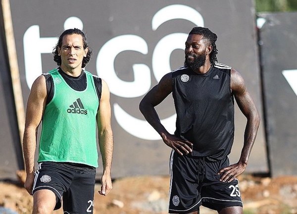 Adebayor concentra y está para debutar ante Cerro