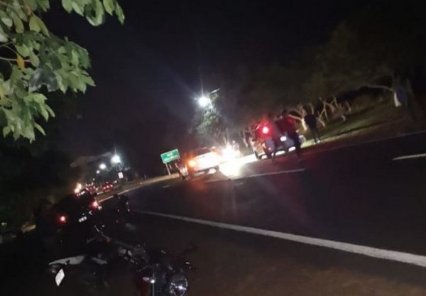Joven muere y otro queda herido tras choque entre moto y automóvil
