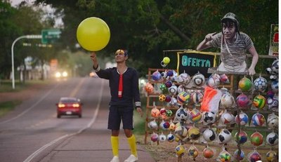 COSTEA TRES CARRERAS UNIVERSITARIAS VENDIENDO PELOTAS