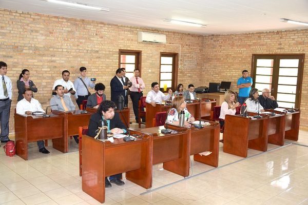 Concejales esteños emplazan a Prieto - Informate Paraguay