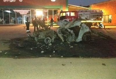 Joven muere calcinado en su vehículo y otro está grave - Nacionales - ABC Color