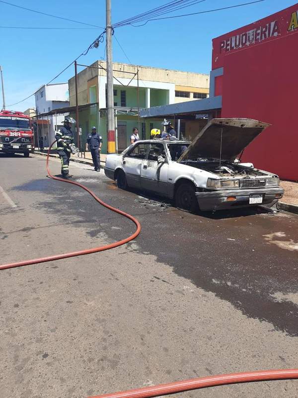 VEHÍCULO ESTACIONADO SE INCENDIÓ EN EL CIRCUITO COMERCIAL