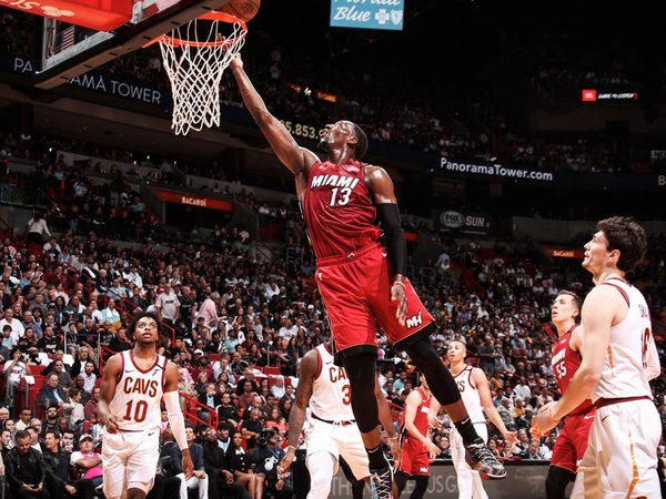 Heat imponen marca y retiran número de Wade