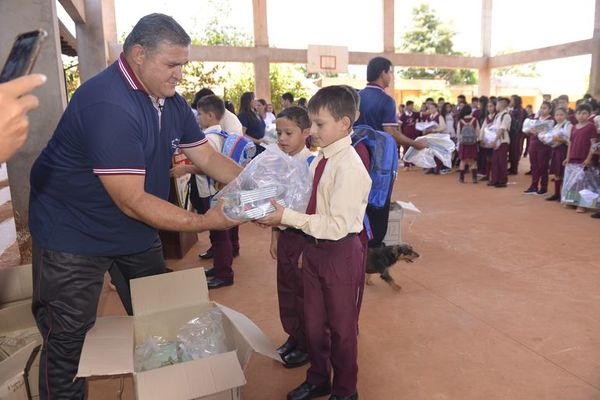 Kits escolares llegan a más de 173.000 alumnos en Alto Paraná  - ABC en el Este - ABC Color