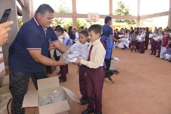 Kits escolares llegan a más de 173.000 alumnos en Alto Paraná - ABC en el Este - ABC Color