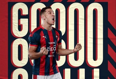 El línea anuló, pero el VAR le dio el gol a Churín