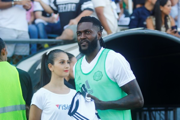 Adebayor debuta como jugador de Olimpia