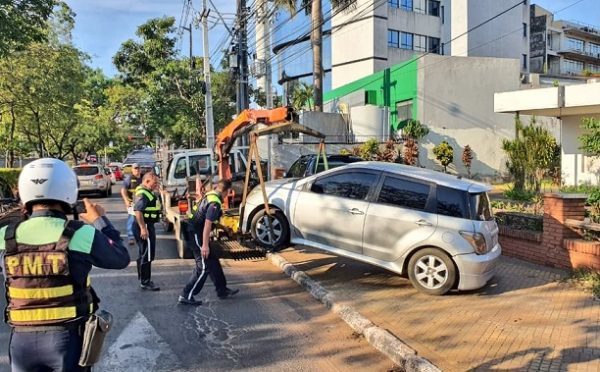 PMT retira vehículos estacionados en la vereda