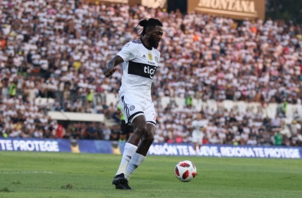 Adebayor debuta en el superclásico