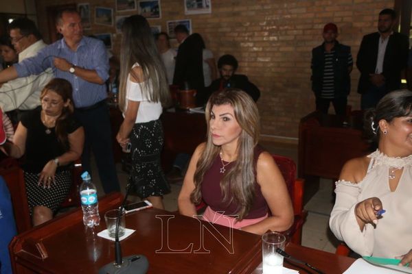 Ediles eligen a Perla Rodríguez como intendenta interina de CDE - Informate Paraguay