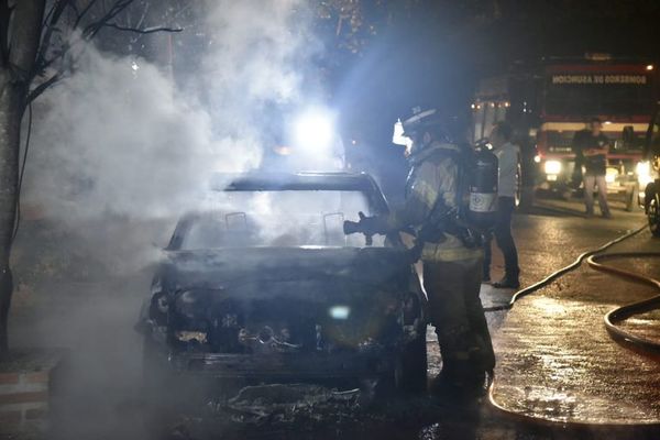 Incendio destruye por completo un vehículo  - Nacionales - ABC Color