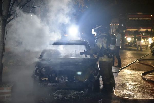 Incendio destruye por completo un vehículo - Nacionales - ABC Color