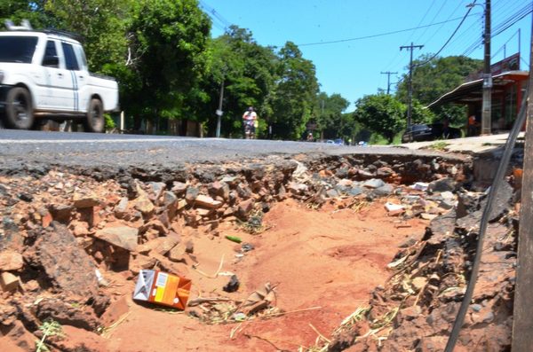 Banquinas destrozadas en la ruta Luque - Areguá •