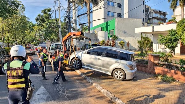 PMT solo pudo retirar tres vehículos durante el clásico por insuficiencia de grúas » Ñanduti