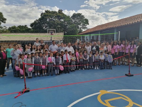 Colegio ganador de Ypané Recicla inauguró su nueva cancha deportiva