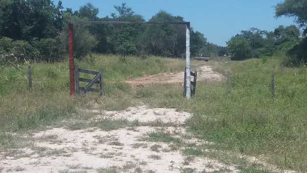 Denuncian ante la comisaría que maquinarias de la Gobernación realizaban trabajo en terreno particular