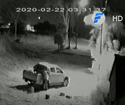 Graban a hombre arrojando basuras