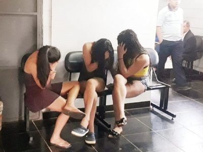 Aprehenden a una mujer y dos travestis por supuesta extorsión