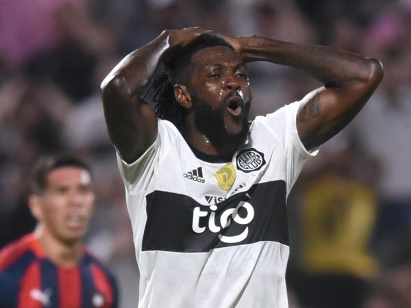 El debut de Adebayor en Olimpia