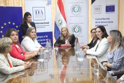 Senadoras realizan una conmemoración por el Día de la Mujer Paraguaya » Ñanduti